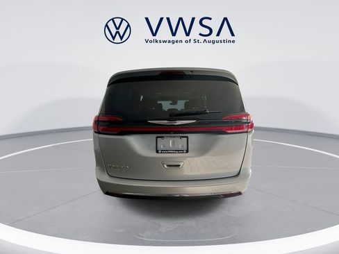 Used 2022 Chrysler Pacifica Touring-L FWD image 6