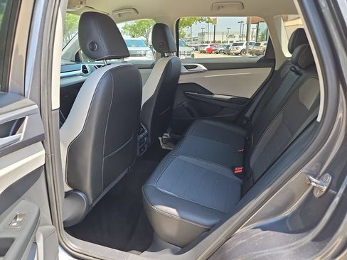 Used 2025 Volkswagen Taos SE AWD/4WD image 28