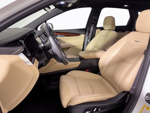 Used 2017 Cadillac XT5 Luxury w/ Driver Awareness Package FWD image 5