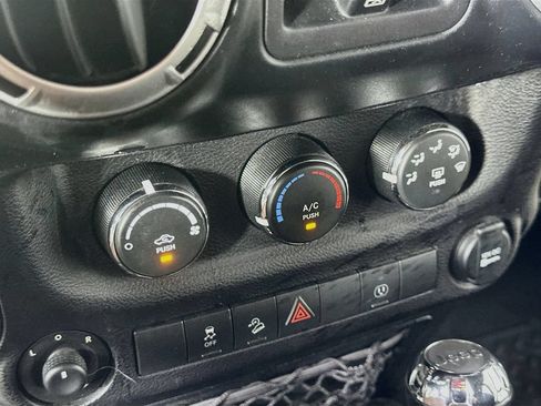 Used 2015 Jeep Wrangler Unlimited Rubicon AWD/4WD image 25