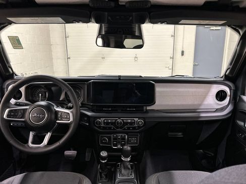Used 2025 Jeep Wrangler Unlimited Sahara w/ Safety Group AWD/4WD image 18