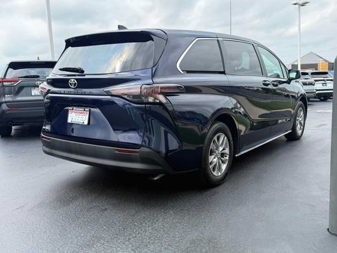 Used 2026 Toyota Sienna LE AWD/4WD image 4