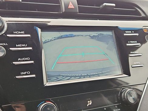 Used 2018 Toyota Camry SE FWD image 14