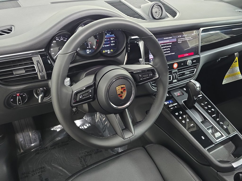 Certified 2026 Porsche Macan AWD/4WD image 4