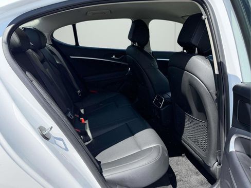 Used 2025 Genesis G70 2.5T RWD image 11