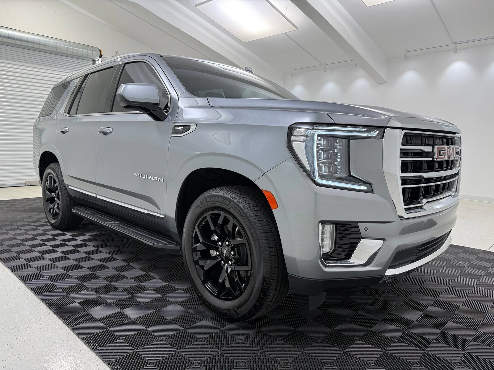 Used 2023 GMC Yukon SLT RWD image 1