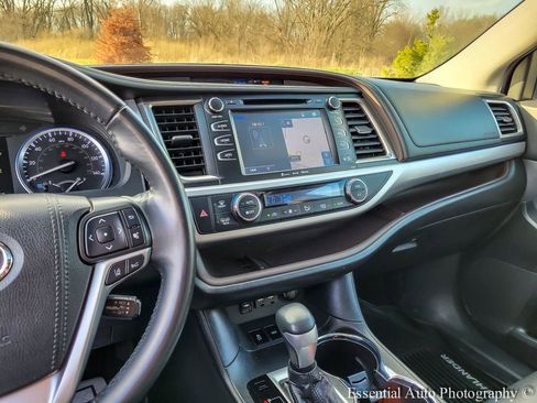 Used 2019 Toyota Highlander XLE AWD/4WD image 25
