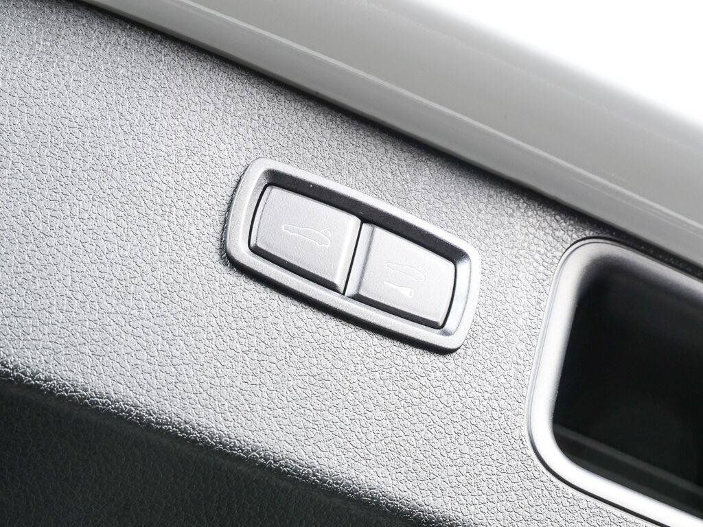 Certified 2026 Porsche Macan AWD/4WD image 32