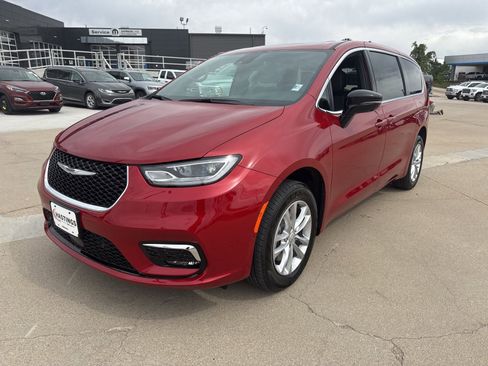 New 2026 Chrysler Pacifica Select image 1