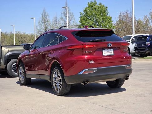 Used 2022 Toyota Venza XLE image 3