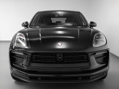 Certified 2025 Porsche Macan image 8