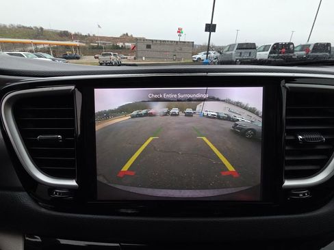 Used 2023 Chrysler Pacifica Touring-L FWD image 22