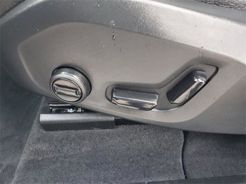 Used 2025 Volvo XC60 B5 Plus image 15