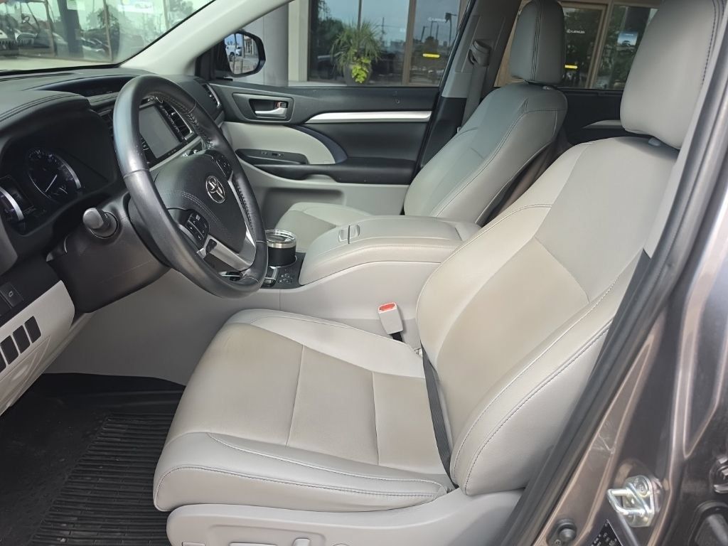 Used 2019 Toyota Highlander XLE FWD image 11