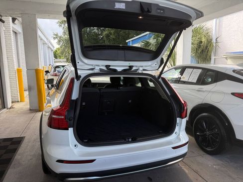 Used 2025 Volvo V60 B5 Cross Country Plus image 31