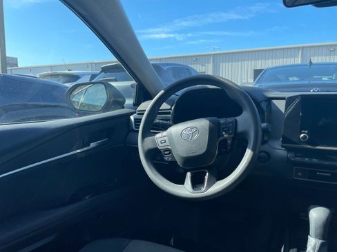 Used 2025 Toyota Camry LE image 33