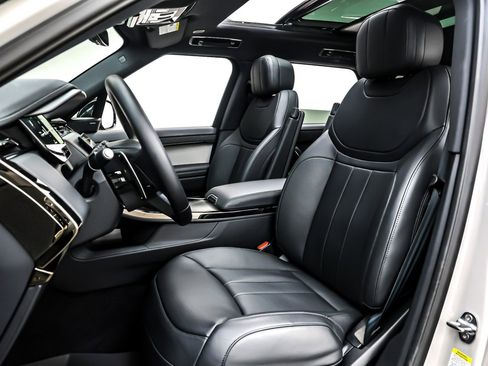 Used 2025 Land Rover Range Rover Sport SE image 17