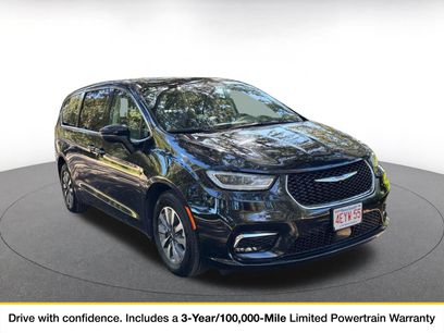 Used 2023 Chrysler Pacifica Touring-L