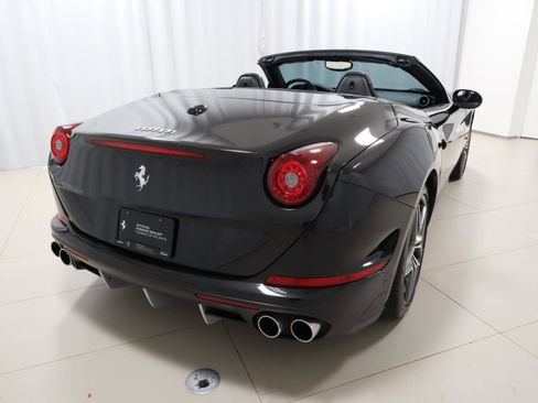 Used 2016 Ferrari California T RWD image 11