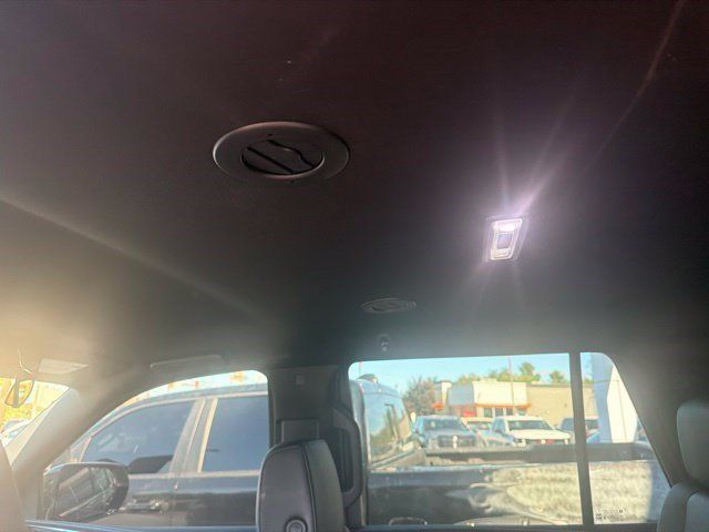 Used 2022 Cadillac Escalade Luxury AWD/4WD image 9