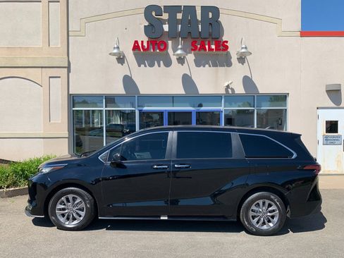 Used 2022 Toyota Sienna XLE AWD/4WD image 4