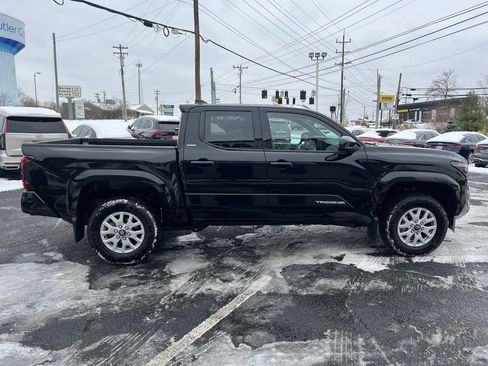 Used 2025 Toyota Tacoma SR5 image 5