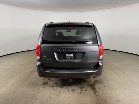 Used 2016 Dodge Grand Caravan SXT w/ UConnect Hands-Free Group FWD image 8