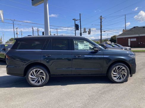 New 2025 Lincoln Navigator Reserve image 2