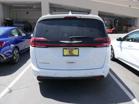 Used 2022 Chrysler Pacifica Touring-L image 4
