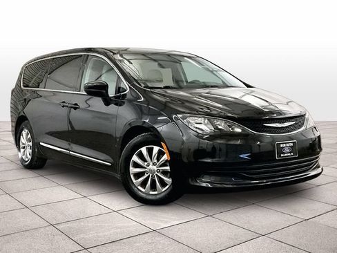 Used 2017 Chrysler Pacifica Touring w/ Tire & Wheel Group FWD image 2