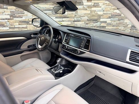 Used 2018 Toyota Highlander XLE AWD/4WD image 37