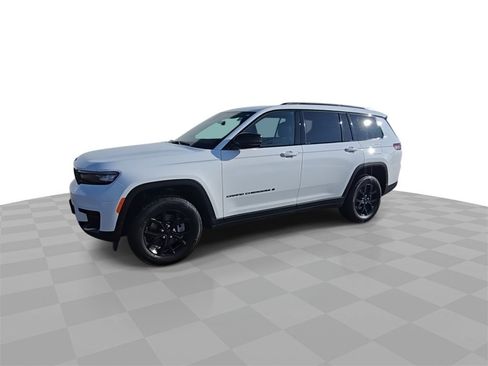 Used 2025 Jeep Grand Cherokee L Altitude image 4