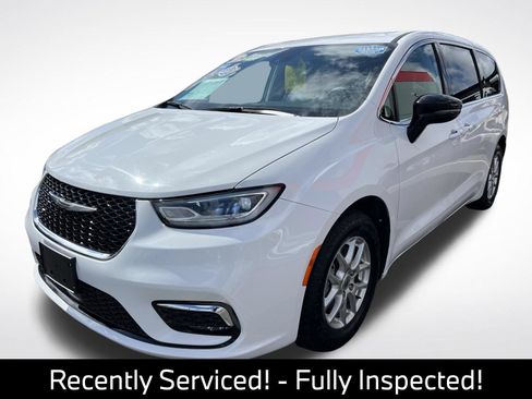 Used 2024 Chrysler Pacifica Touring-L FWD image 3