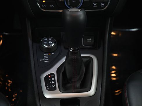 Used 2015 Jeep Cherokee Trailhawk w/ Leather Interior Group AWD/4WD image 20