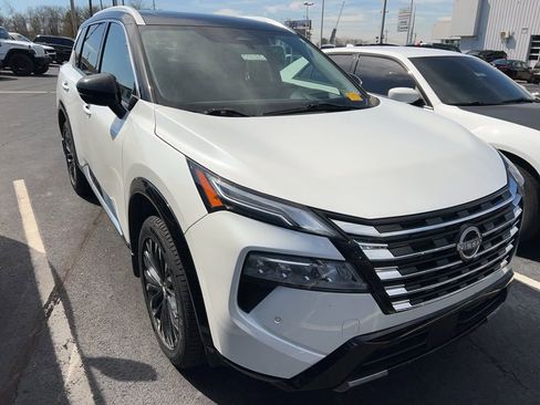 Used 2024 Nissan Rogue Platinum w/ Platinum Premium Package image 3