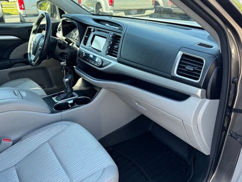 Used 2014 Toyota Highlander Plus AWD/4WD image 13