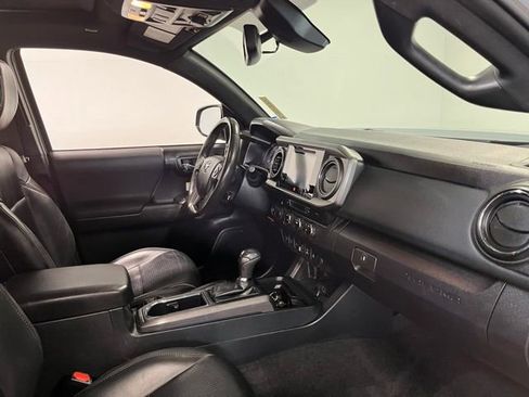 Used 2019 Toyota Tacoma TRD Off-Road AWD/4WD image 11