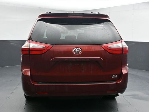 Used 2018 Toyota Sienna XLE image 7