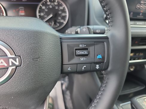 Used 2025 Nissan Rogue SV FWD image 15