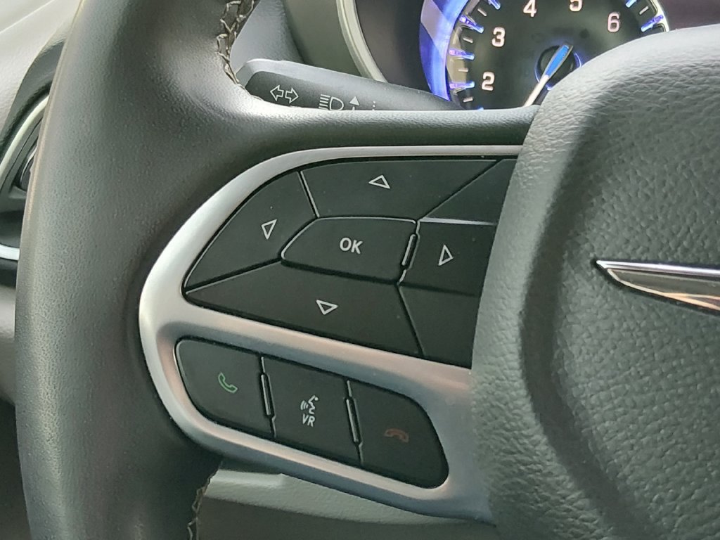 Used 2023 Chrysler Pacifica Touring-L FWD image 23