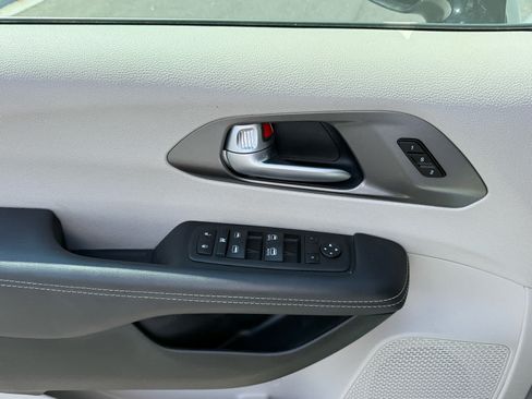 Used 2024 Chrysler Pacifica Touring-L FWD image 14