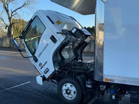 Used 2023 Isuzu NPR image 29