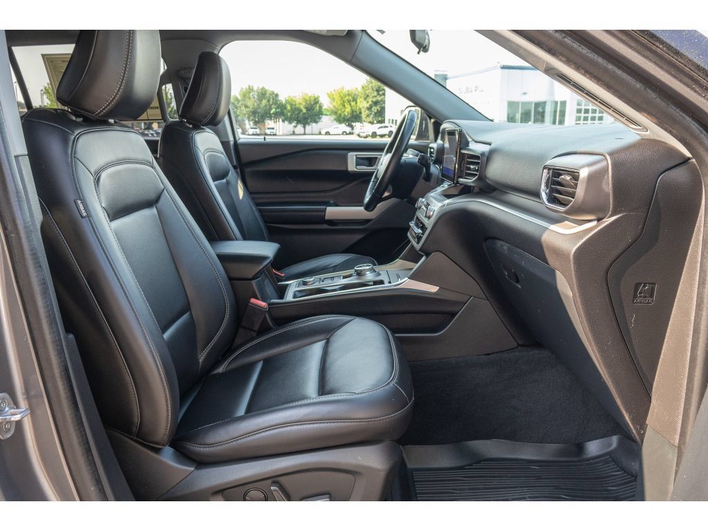 Used 2022 Ford Explorer XLT w/ Equipment Group 202A AWD/4WD image 11