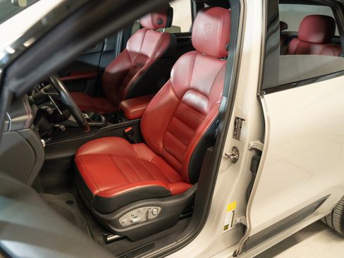 Certified 2023 Porsche Macan Turbo AWD/4WD image 5