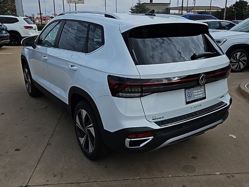 New 2026 Volkswagen Taos SE image 7