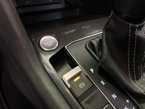 Used 2021 Volkswagen Tiguan SE image 40