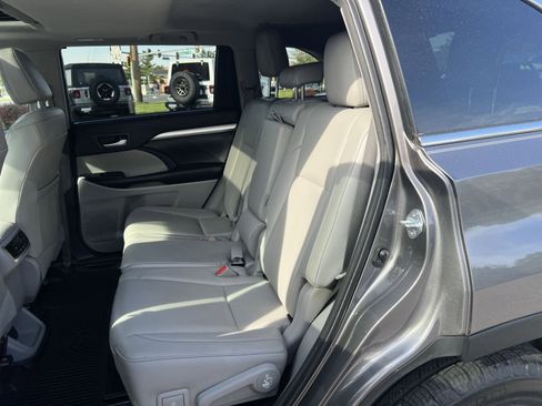 Used 2018 Toyota Highlander XLE AWD/4WD image 22