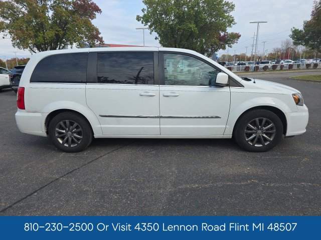 Used 2016 Chrysler Town & Country S w/ Driver Convenience Group FWD image 11