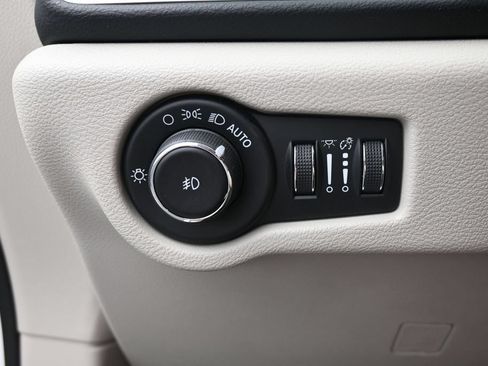 Used 2023 Chrysler Pacifica Touring-L FWD image 22