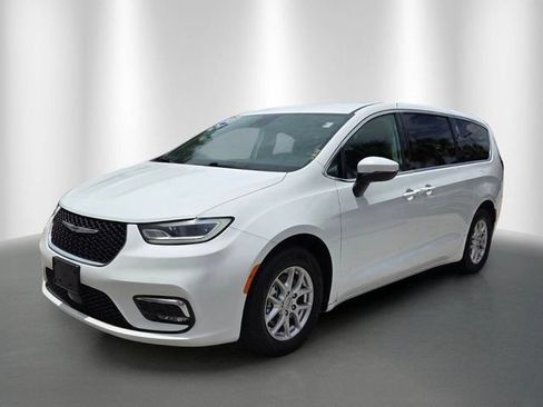 Used 2023 Chrysler Pacifica Touring-L FWD image 2